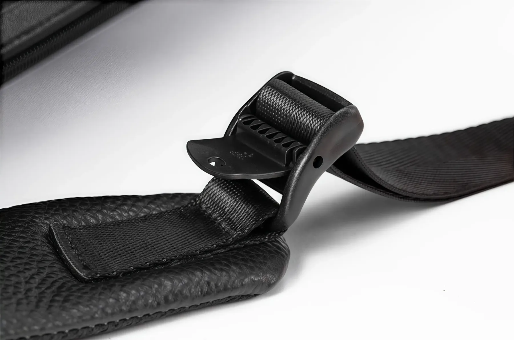 【シンプルヴィンテージ風】牛革バックパック｜通勤・ビジネス旅行に適した大容量仕様｜15.6インチ PC 収納可