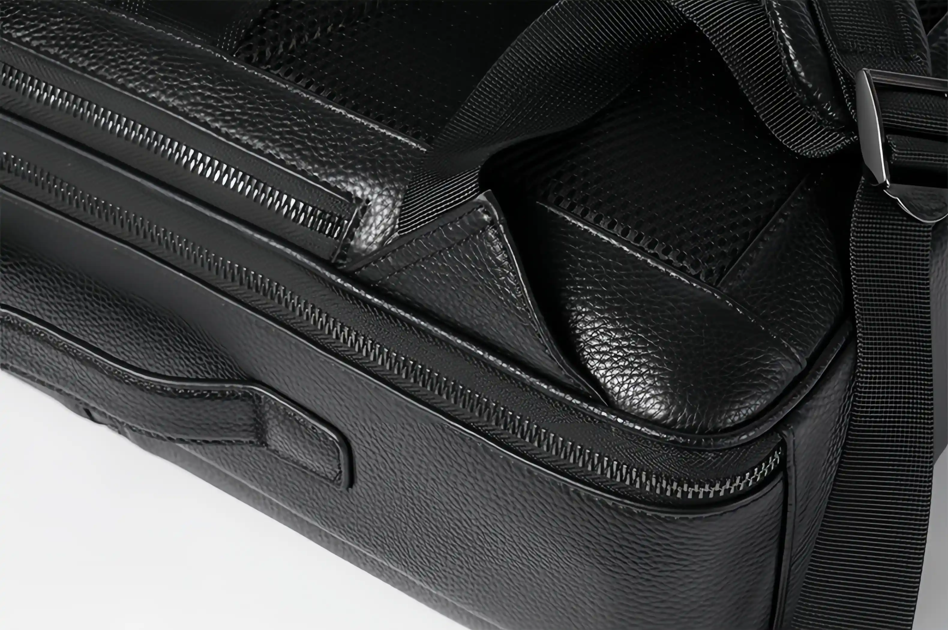 「横持ち・縦持ち・肩掛け」3WAY|牛革のビジネスリュック|大容量|ビジネス通勤に最適