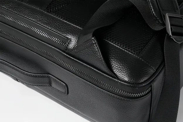 「横持ち・縦持ち・肩掛け」3WAY|牛革のビジネスリュック|大容量|ビジネス通勤に最適