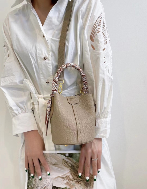 上品なデザイン！•4色•上質な厚手な天然軟めな牛革ハンドバッグ•牛革ショルダーバッグ