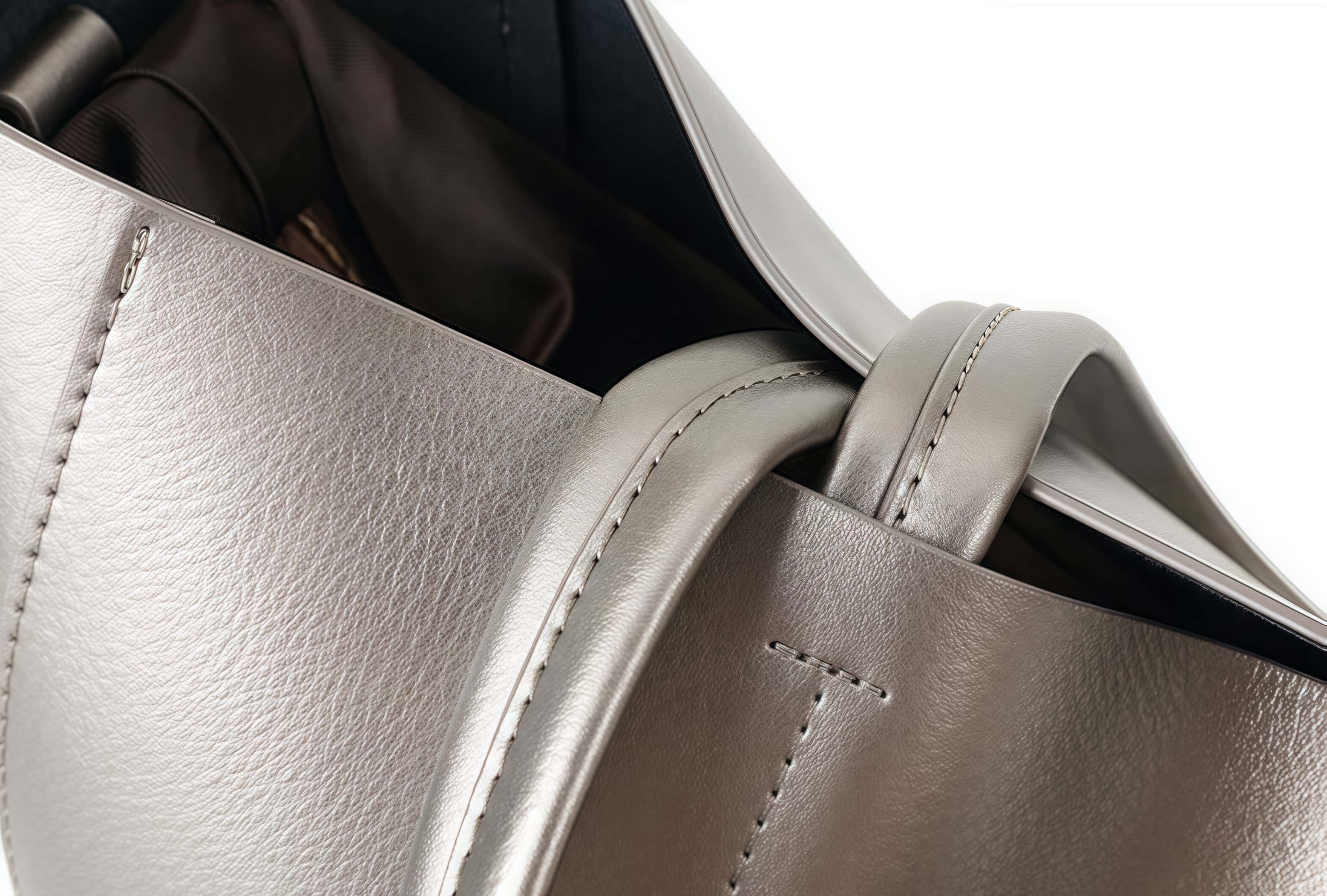 上質な牛革トートバッグ |ユニセックス| 通勤に最適|A4 サイズに対応