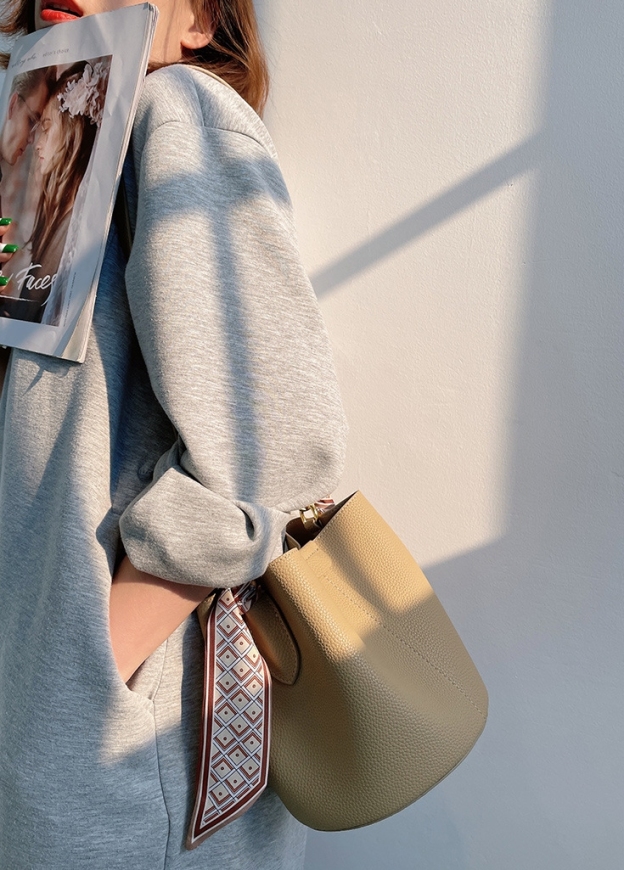 上品なデザイン！•4色•上質な厚手な天然軟めな牛革ハンドバッグ•牛革ショルダーバッグ