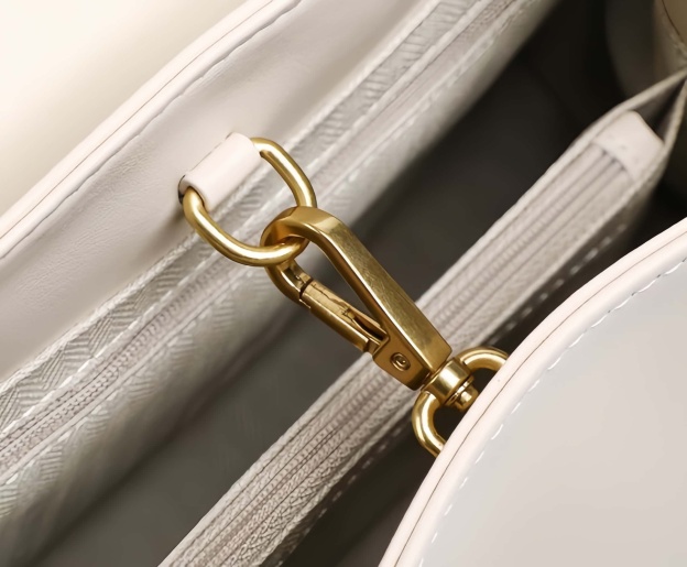 シンプルでレトロ ! •白|コーヒー|2色•3WAY•牛革ハンドバッグ•本革ショルダーバッグ