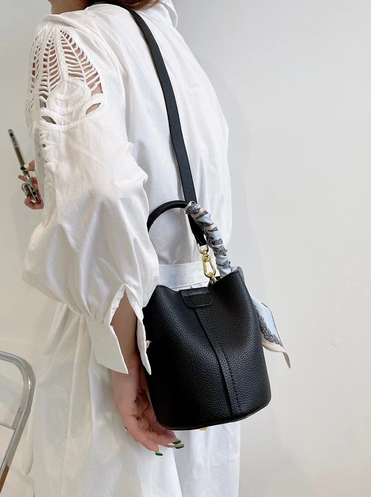 上品なデザイン！•4色•上質な厚手な天然軟めな牛革ハンドバッグ•牛革ショルダーバッグ