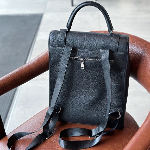 新発売 ！•3色•ユニセックス•天然牛革リュックサック