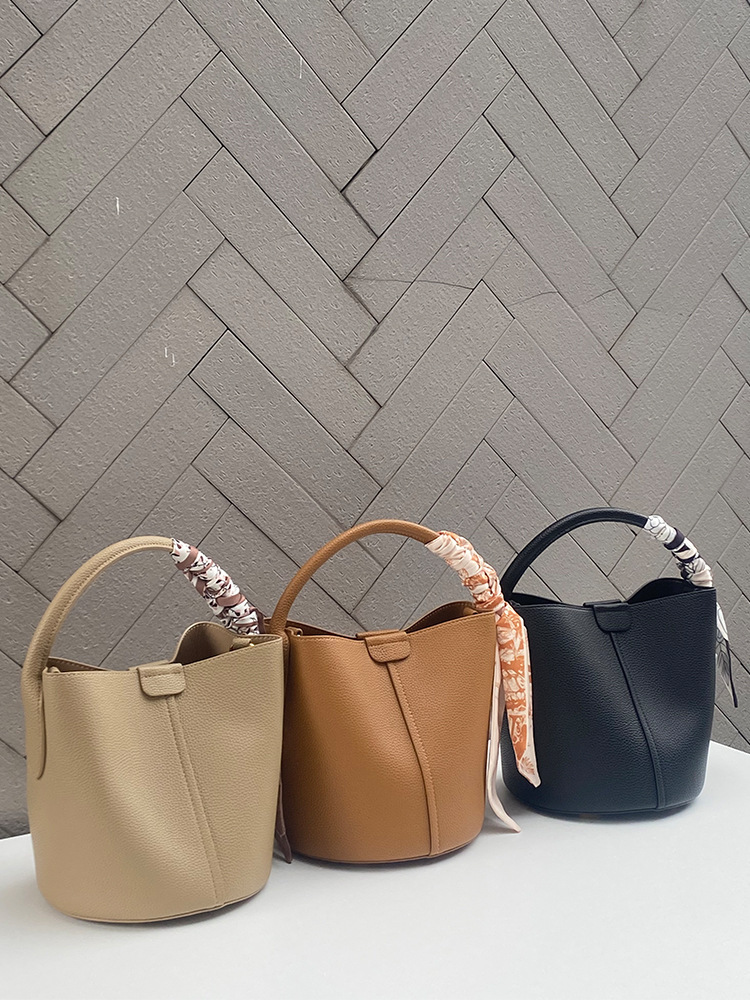 上品なデザイン！•4色•上質な厚手な天然軟めな牛革ハンドバッグ•牛革ショルダーバッグ