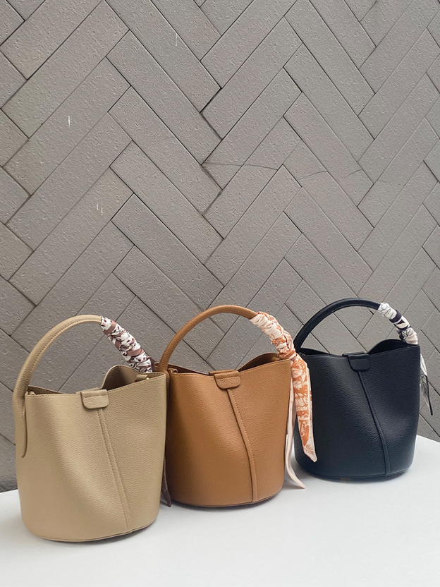 上品なデザイン！•4色•上質な厚手な天然軟めな牛革ハンドバッグ•牛革ショルダーバッグ