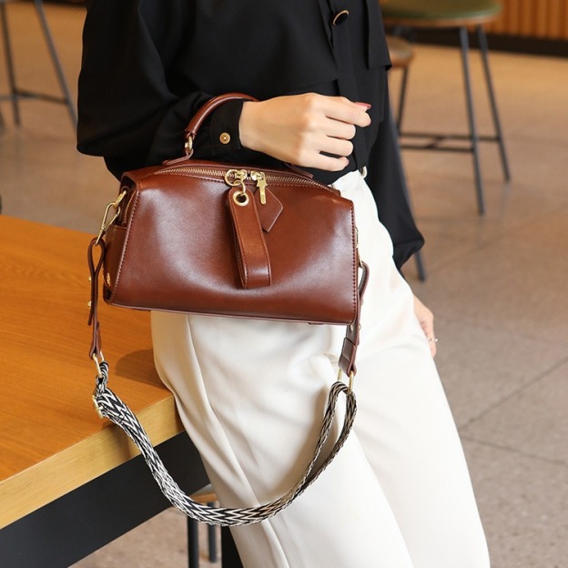 牛革斜め掛けバッグ|牛革ショルダーバッグ|牛革肩がけかばん |手提げバッグ