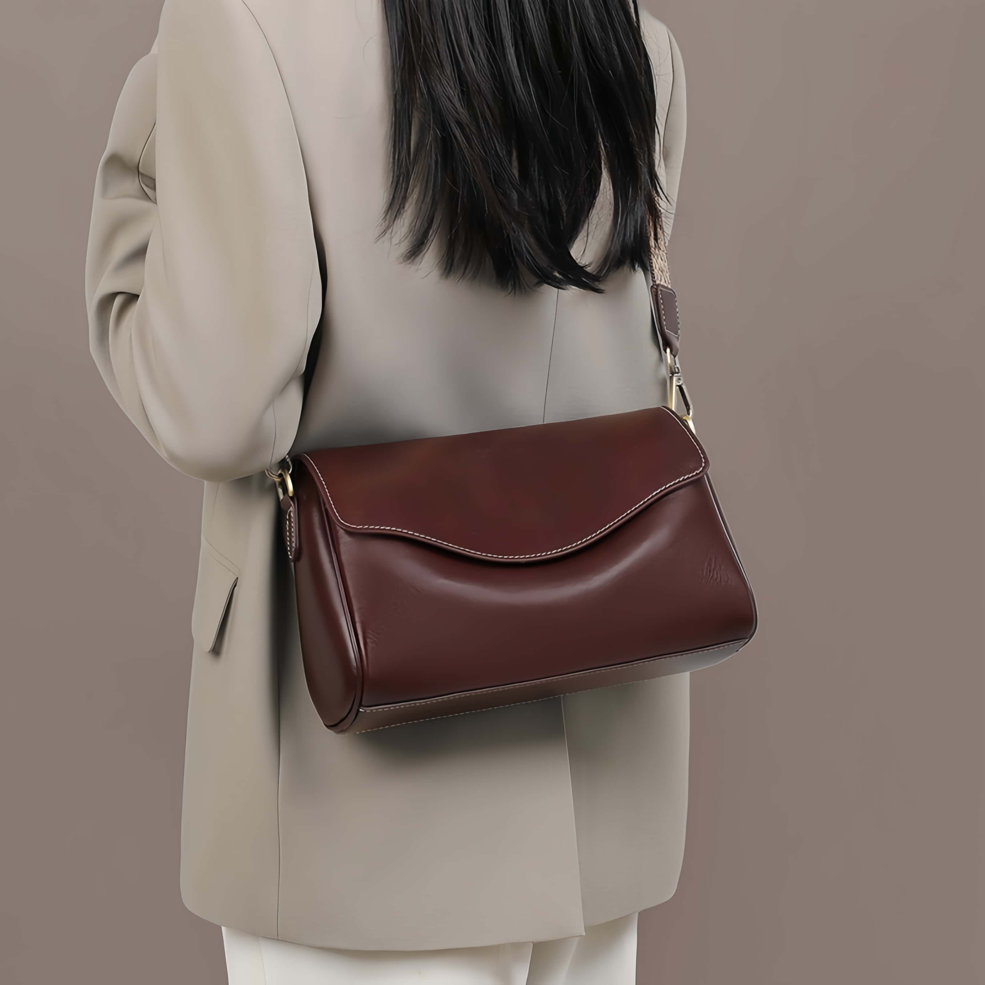 3色|牛革斜め掛けバッグ|レザーショルダーバッグ|レザーサコッシュ