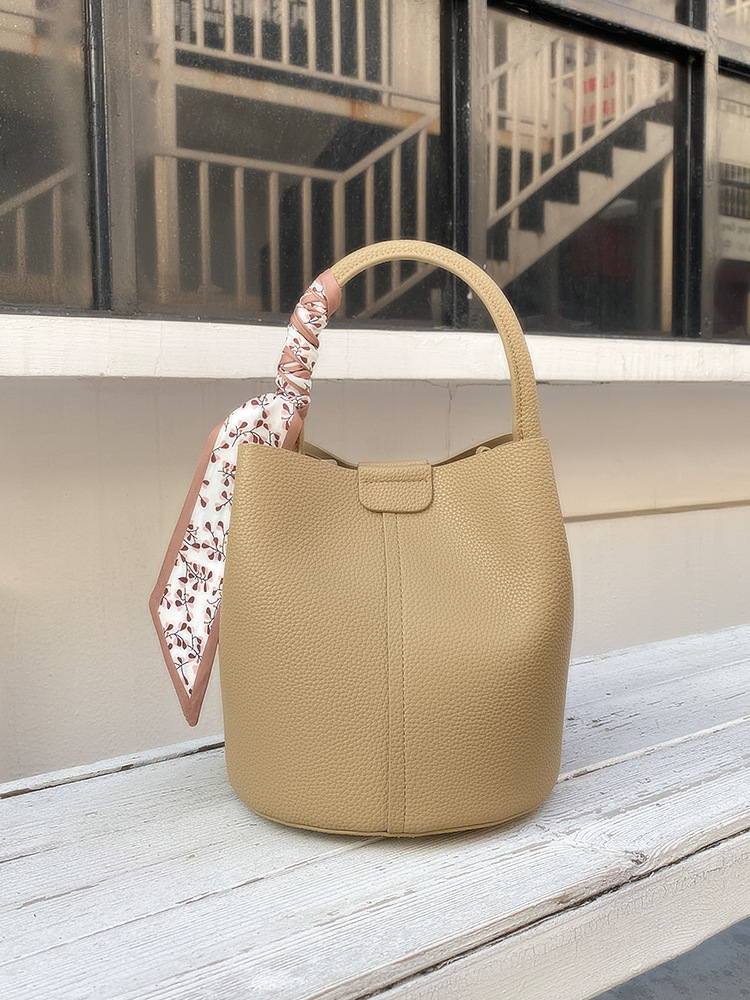 上品なデザイン！•4色•上質な厚手な天然軟めな牛革ハンドバッグ•牛革ショルダーバッグ