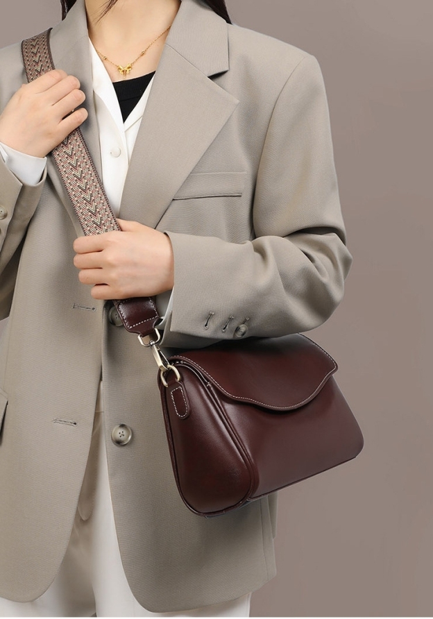 3色|牛革斜め掛けバッグ|レザーショルダーバッグ|レザーサコッシュ