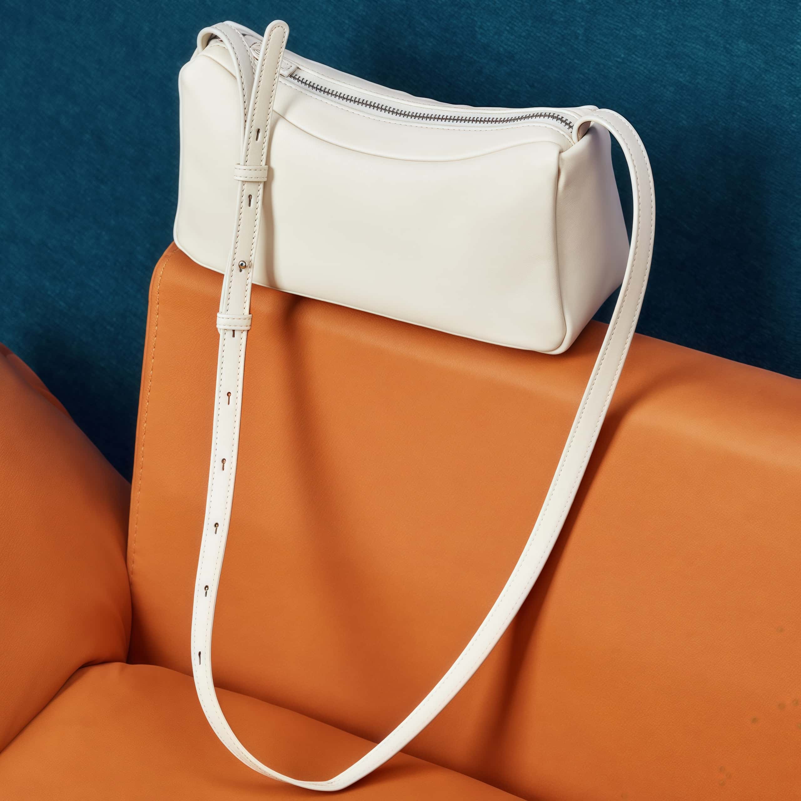 新発売！|ベージュ|黒|コーヒー|3色|牛革サコッシュ|牛革ショルダーバッグ|携帯ポーチ|牛革斜め掛けバッグ