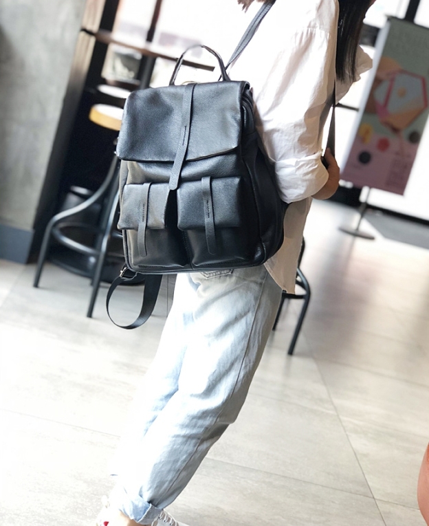 新発売！•黒•ユニセックス•天然牛革リュックサック