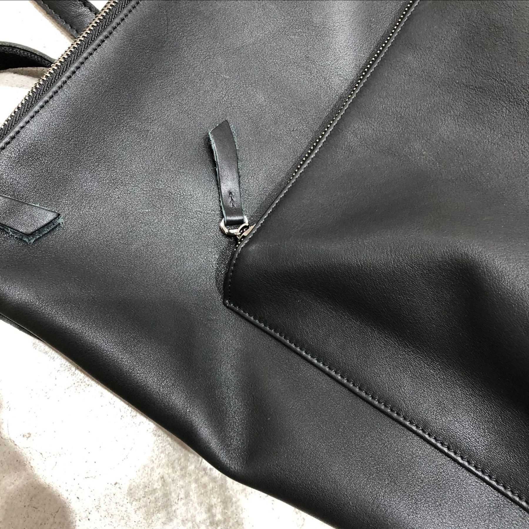 「ミニマリズム スタイル ！」•黒•ユニセックス•天然牛革リュックサック