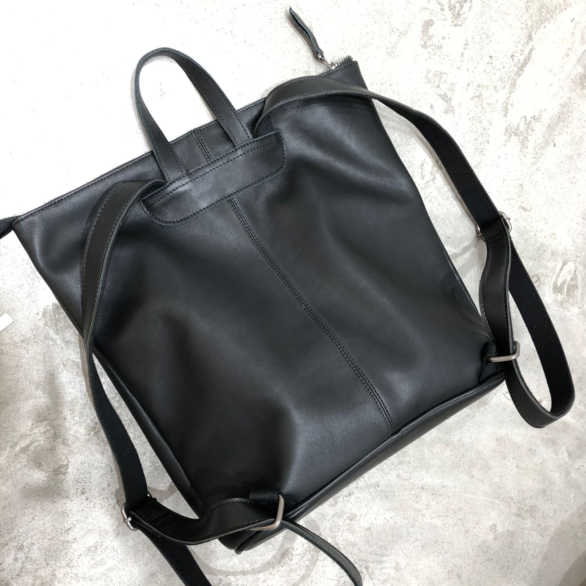 「ミニマリズム スタイル ！」•黒•ユニセックス•天然牛革リュックサック