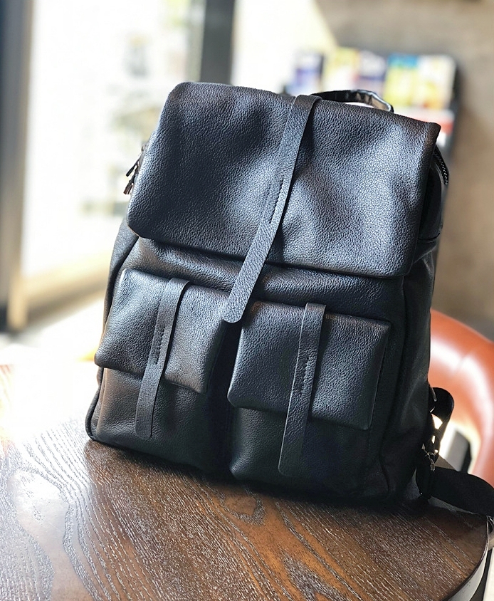 新発売！•黒•ユニセックス•天然牛革リュックサック