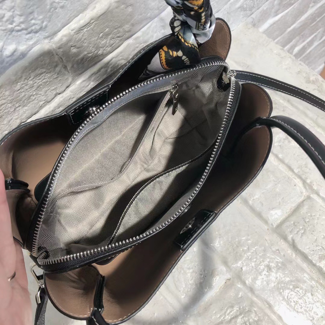 •優雅な感じ !•上質な天然牛革斜ショルダーバッグ•ハンドバッグ