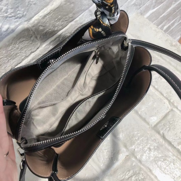 •優雅な感じ !•上質な天然牛革斜ショルダーバッグ•ハンドバッグ