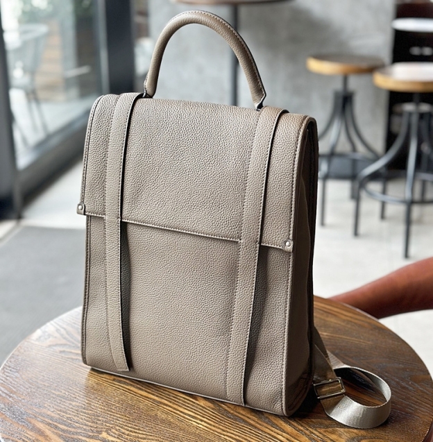 新発売 ！•3色•ユニセックス•天然牛革リュックサック