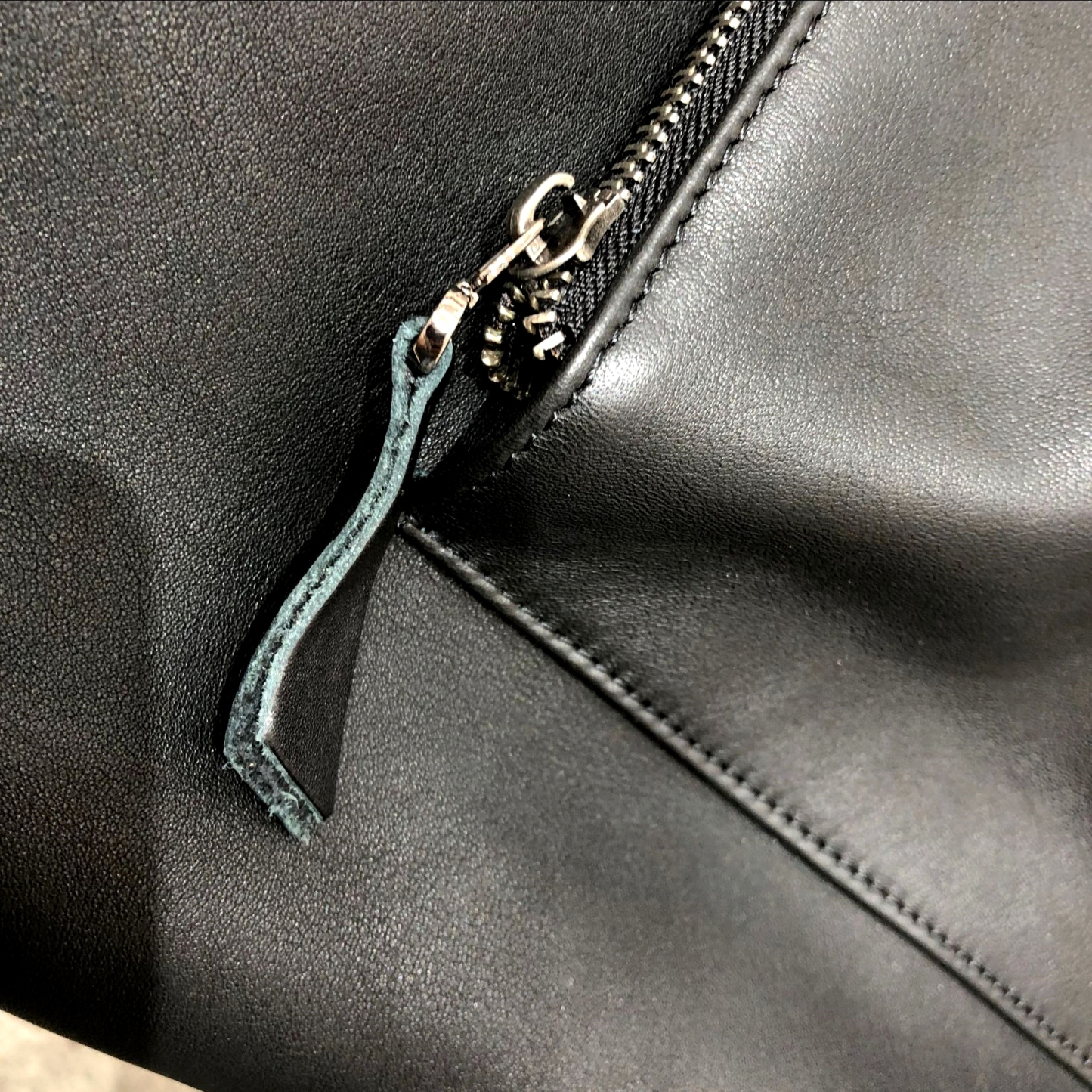 「ミニマリズム スタイル ！」•黒•ユニセックス•天然牛革リュックサック