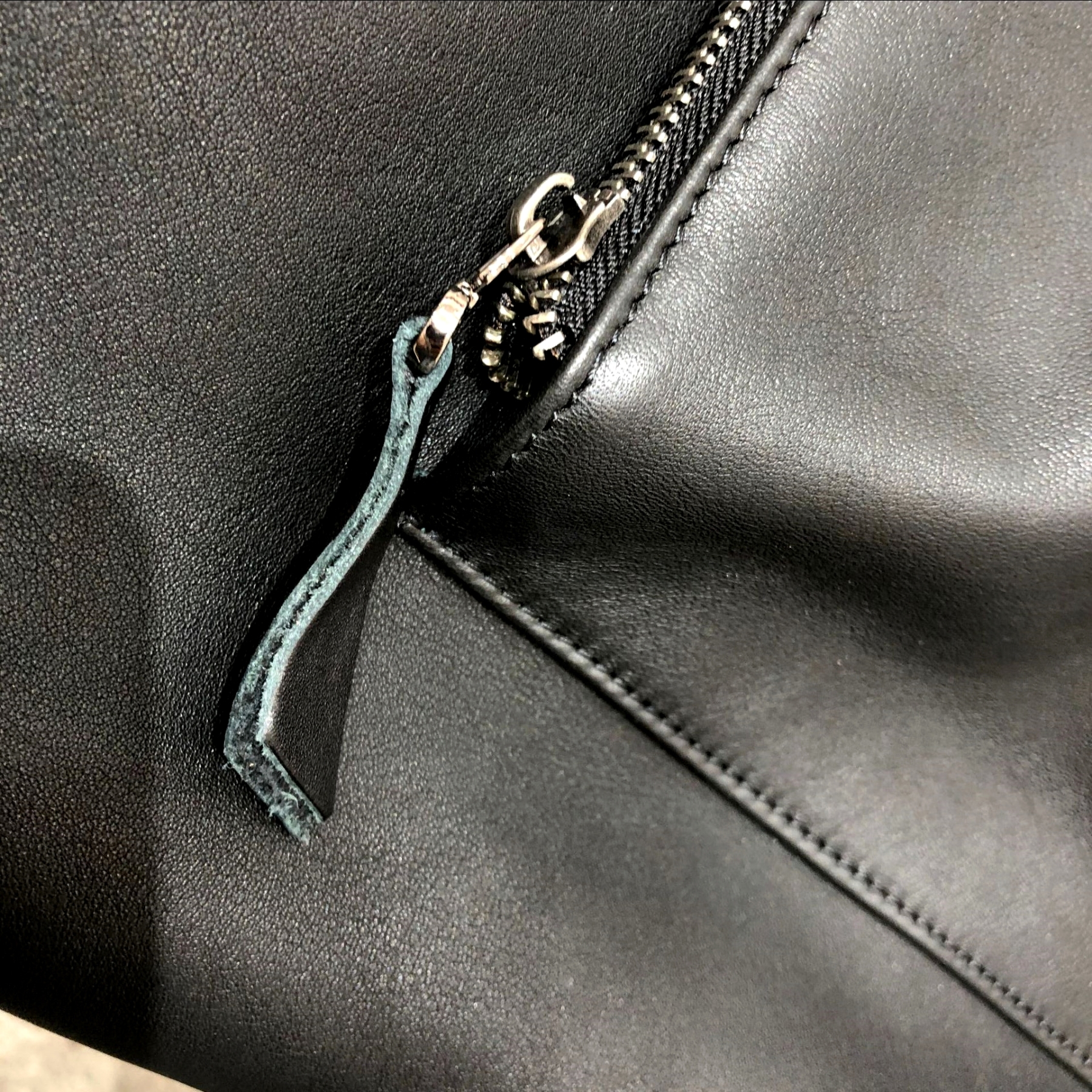 「ミニマリズム スタイル ！」•黒•ユニセックス•天然牛革リュックサック