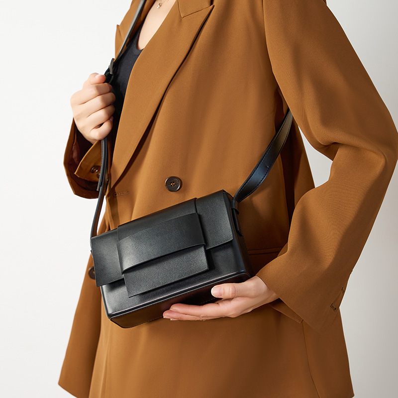フラップ式 ミニショルダーバッグ |本革斜めがけバッグ – MIOCHIC