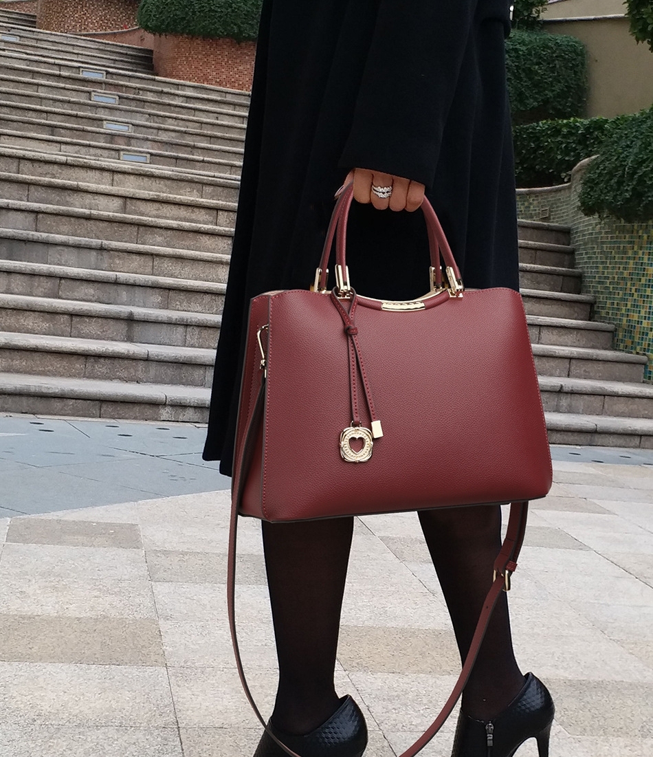 贅沢で高級感牛革トートバッグ