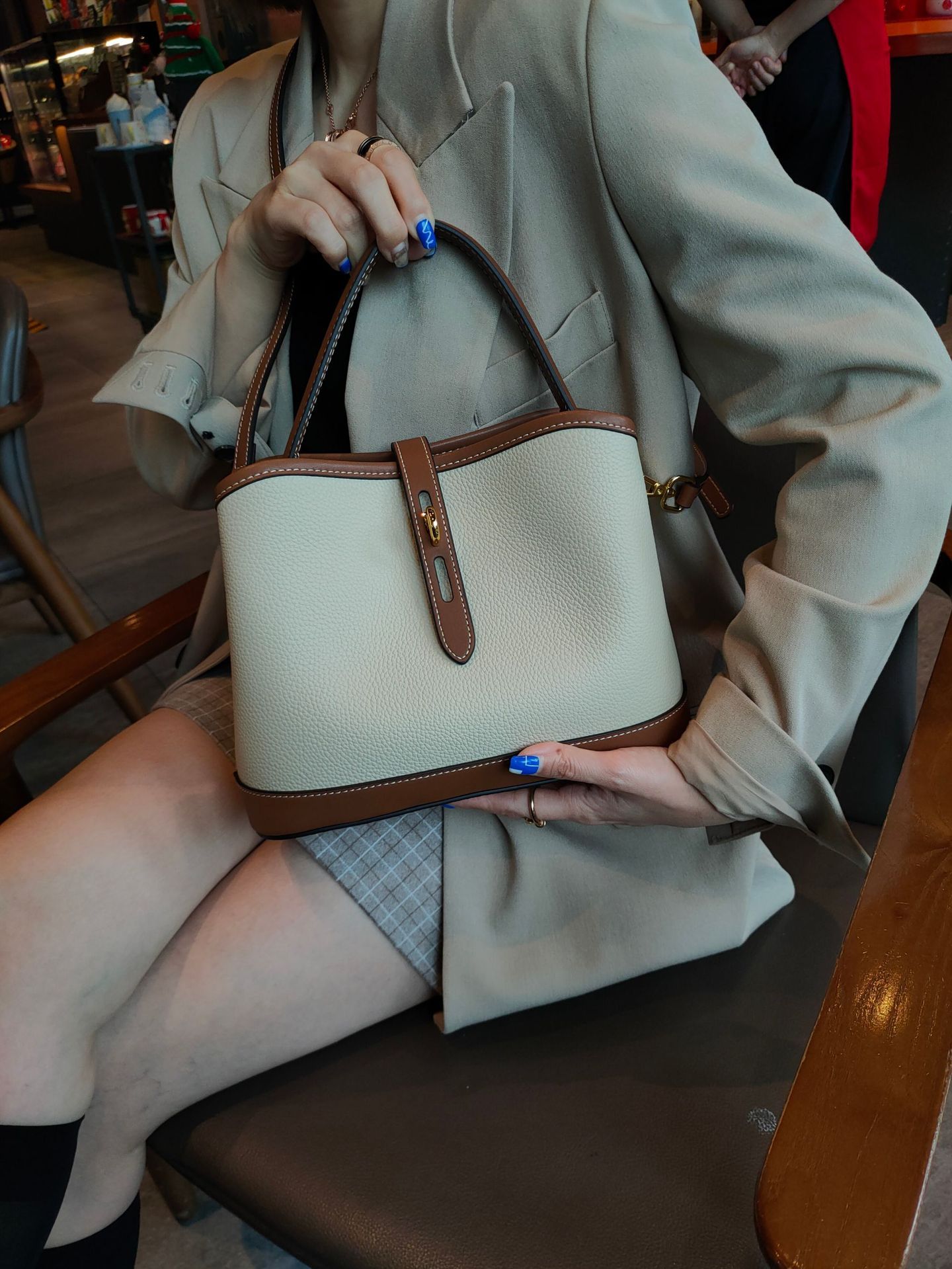 贅沢で高級感が本革ショルダーバッグ