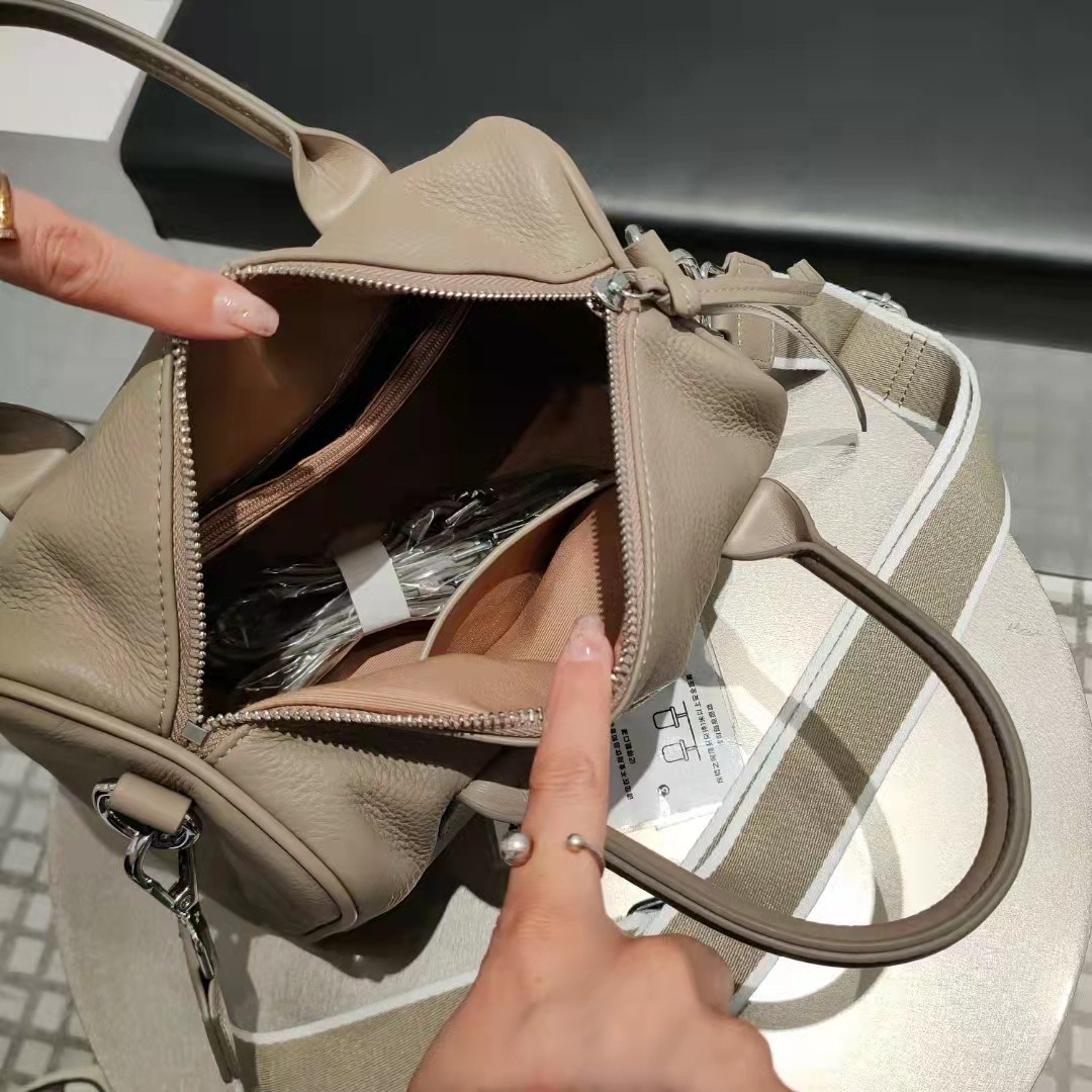 厳選された牛革ボストンバッグ