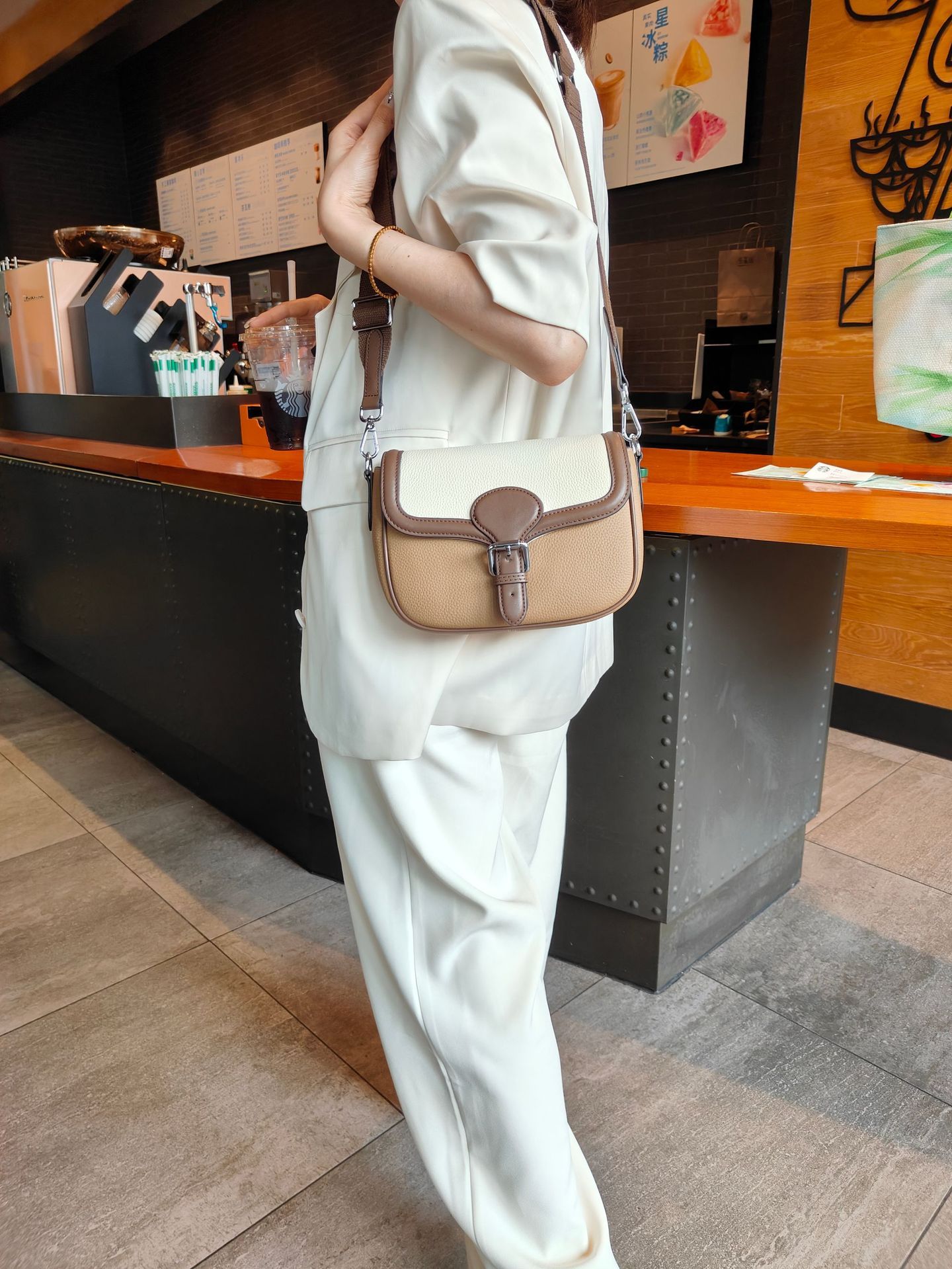 高品質な牛革クロスボディバッグ|精巧で可愛らしいサドルバッグ