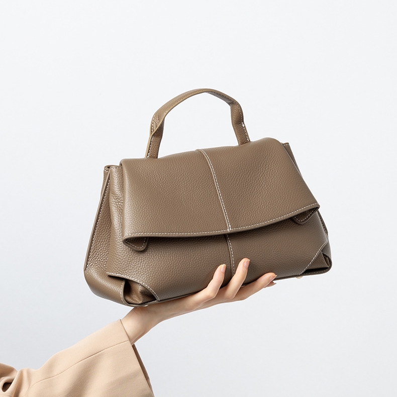 上質レザーの斜め掛けバッグ