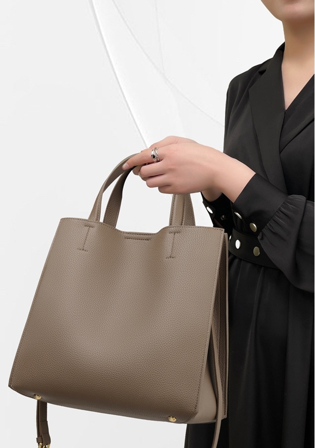 高級シボ革採用 大人のためのシンプルレザートート