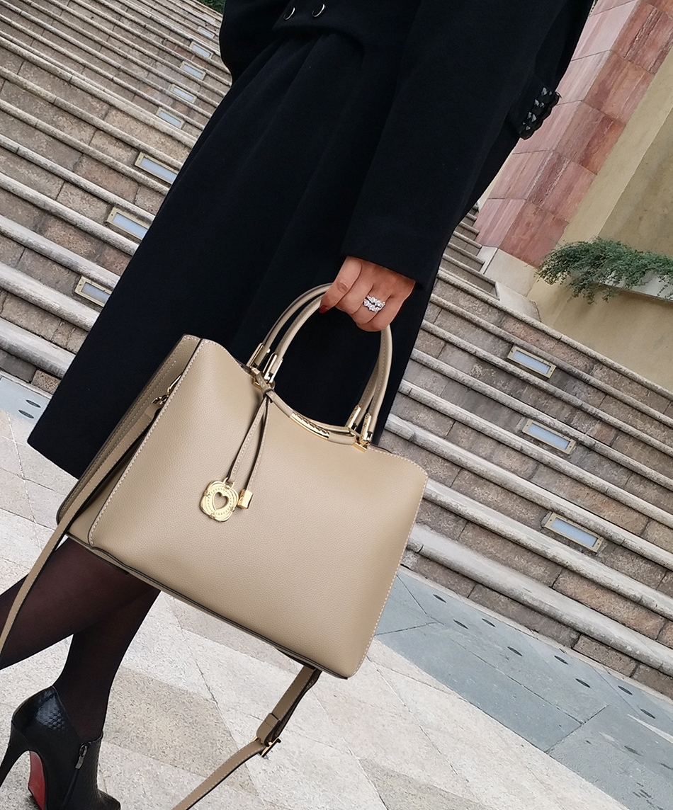 贅沢で高級感牛革トートバッグ