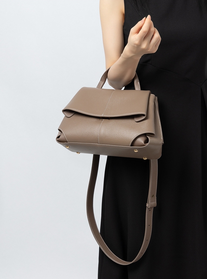 上質レザーの斜め掛けバッグ