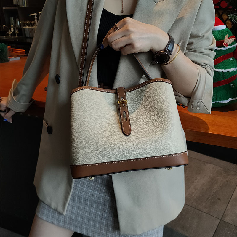 贅沢で高級感が本革ショルダーバッグ