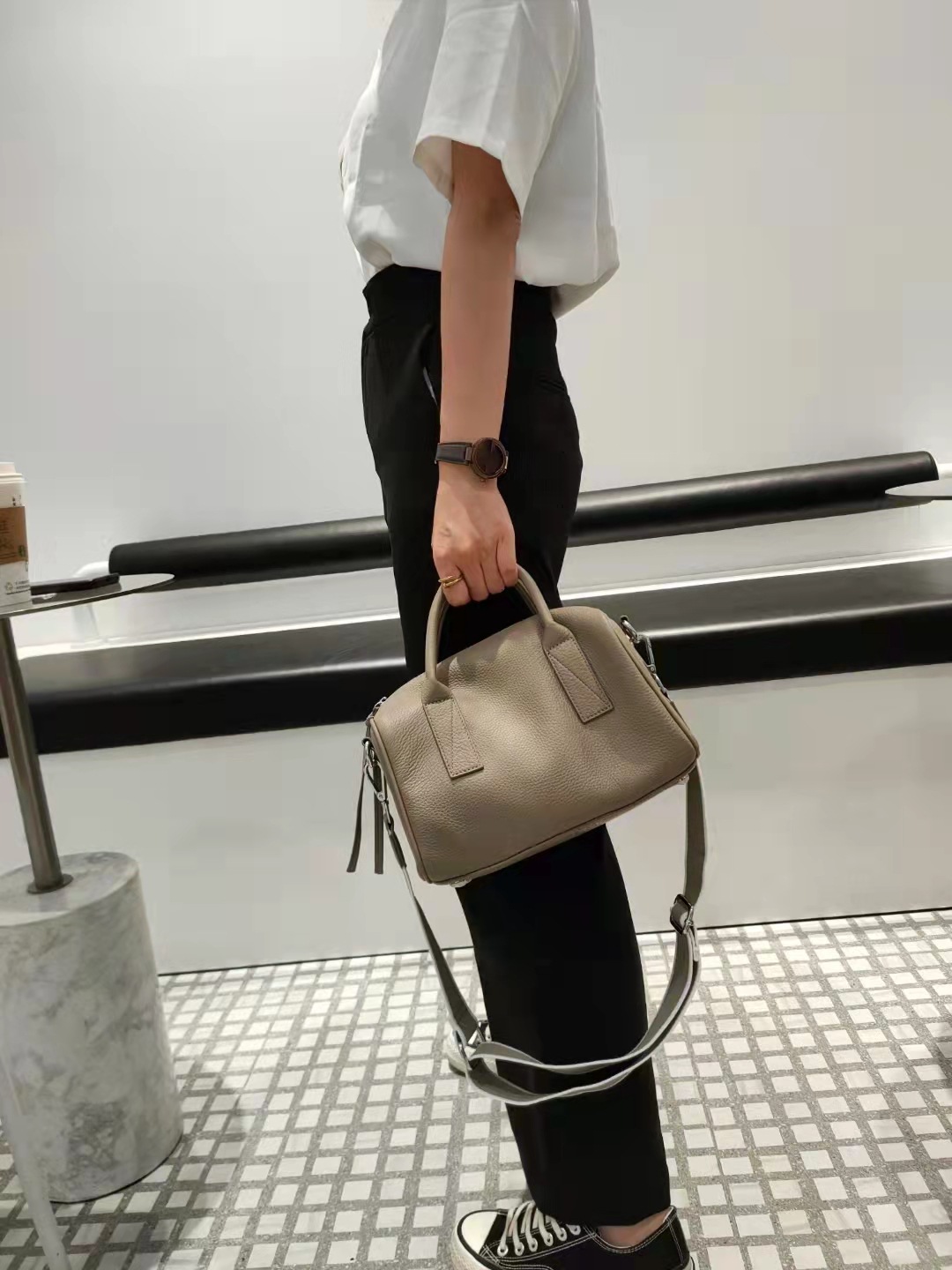 厳選された牛革ボストンバッグ