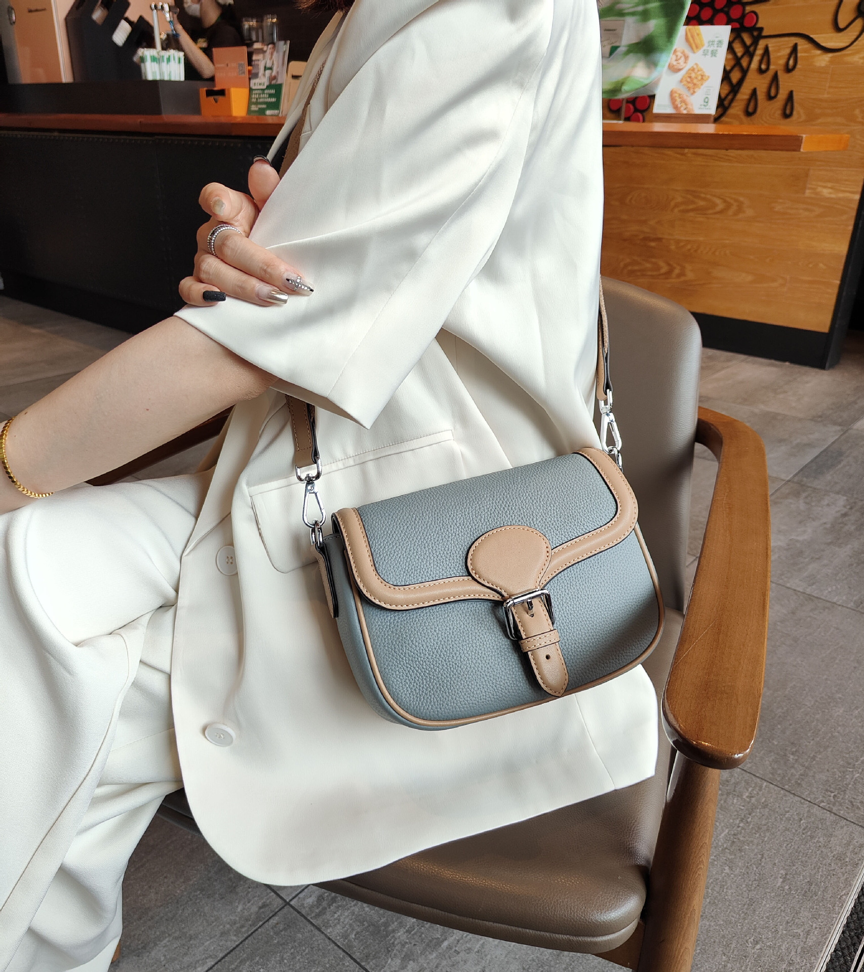 高品質な牛革クロスボディバッグ|精巧で可愛らしいサドルバッグ