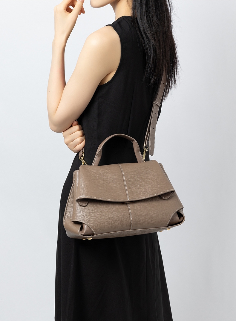 上質レザーの斜め掛けバッグ