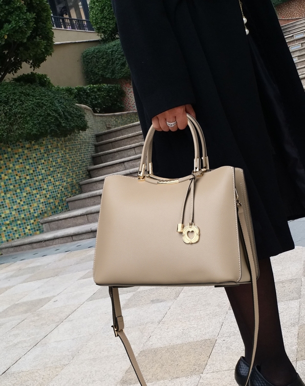 贅沢で高級感牛革トートバッグ