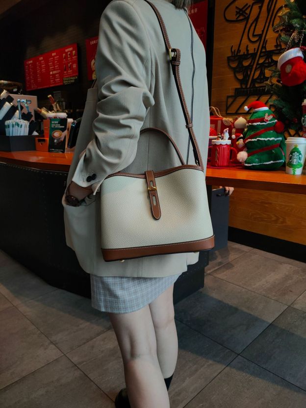 贅沢で高級感が本革ショルダーバッグ