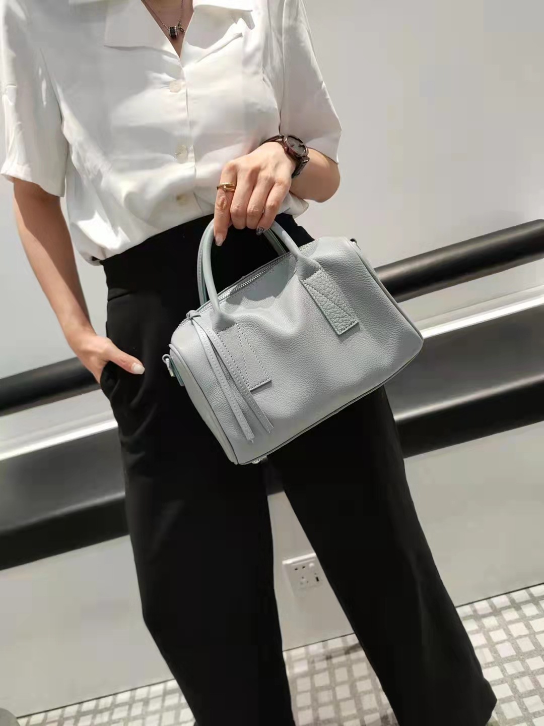 厳選された牛革ボストンバッグ