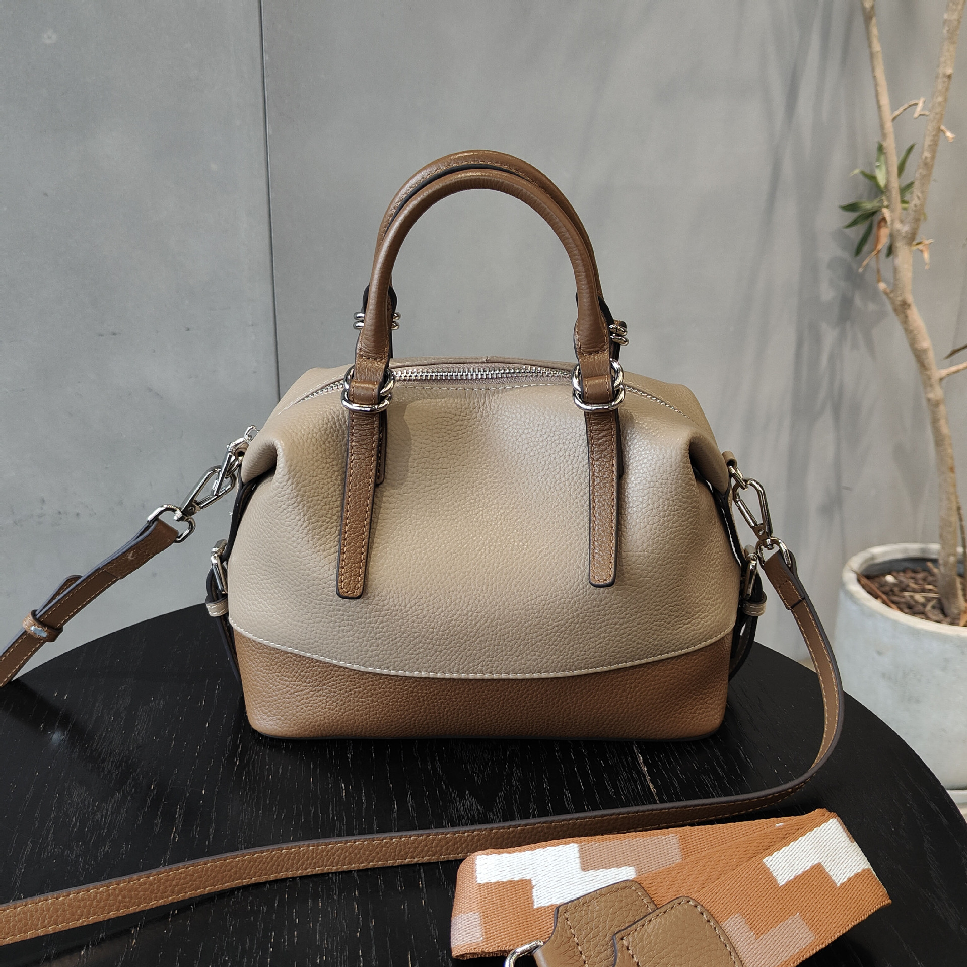 シンプルながらも高級感が牛革ボストンバッグ|5色