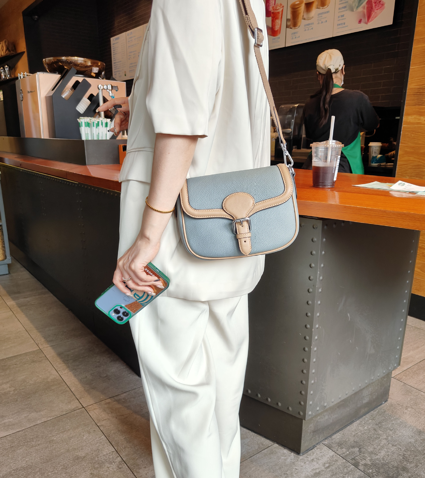 高品質な牛革クロスボディバッグ|精巧で可愛らしいサドルバッグ