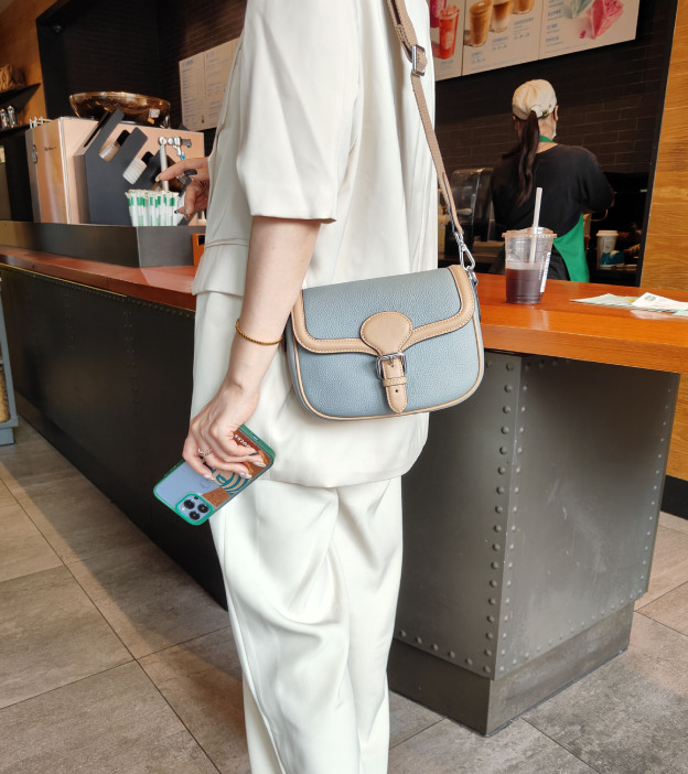 高品質な牛革クロスボディバッグ|精巧で可愛らしいサドルバッグ