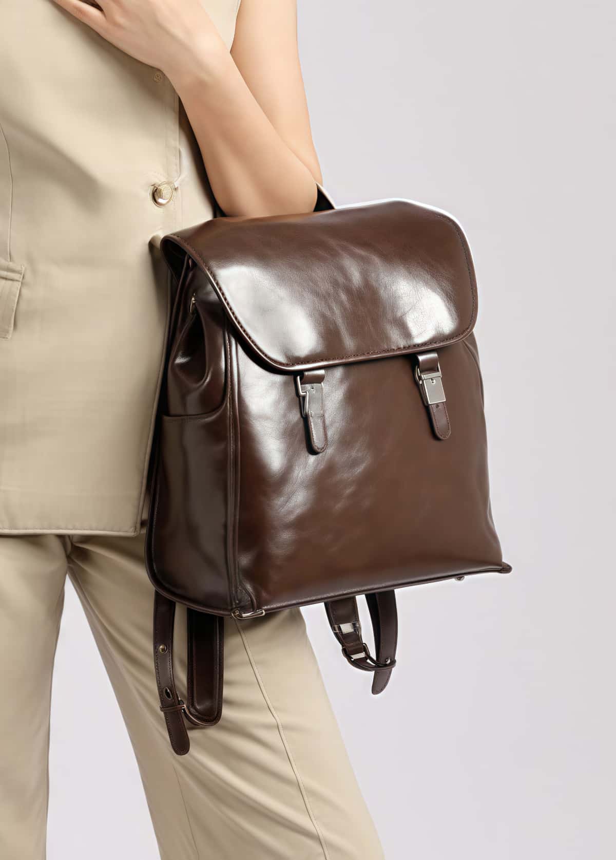 英国調の雰囲気の本革リュック|レトロモダンなスクエアリュック