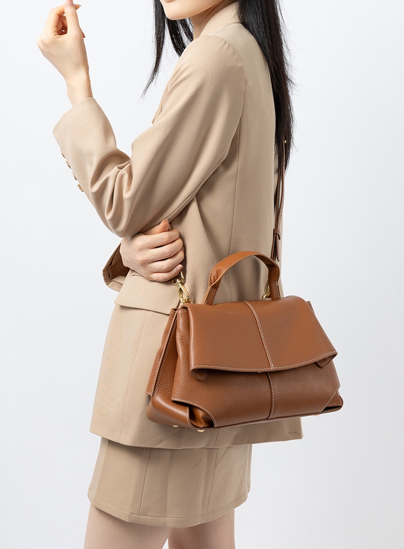 上質レザーの斜め掛けバッグ