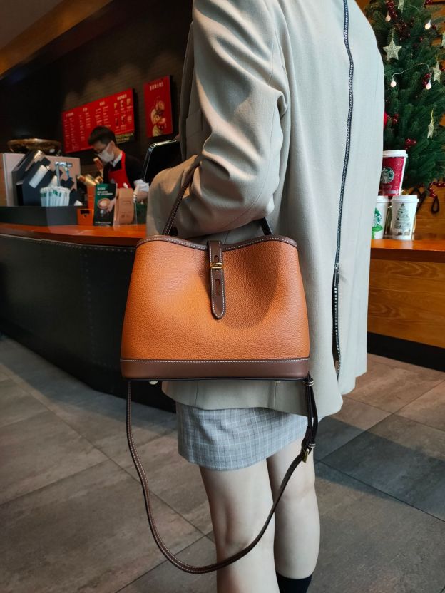 贅沢で高級感が本革ショルダーバッグ