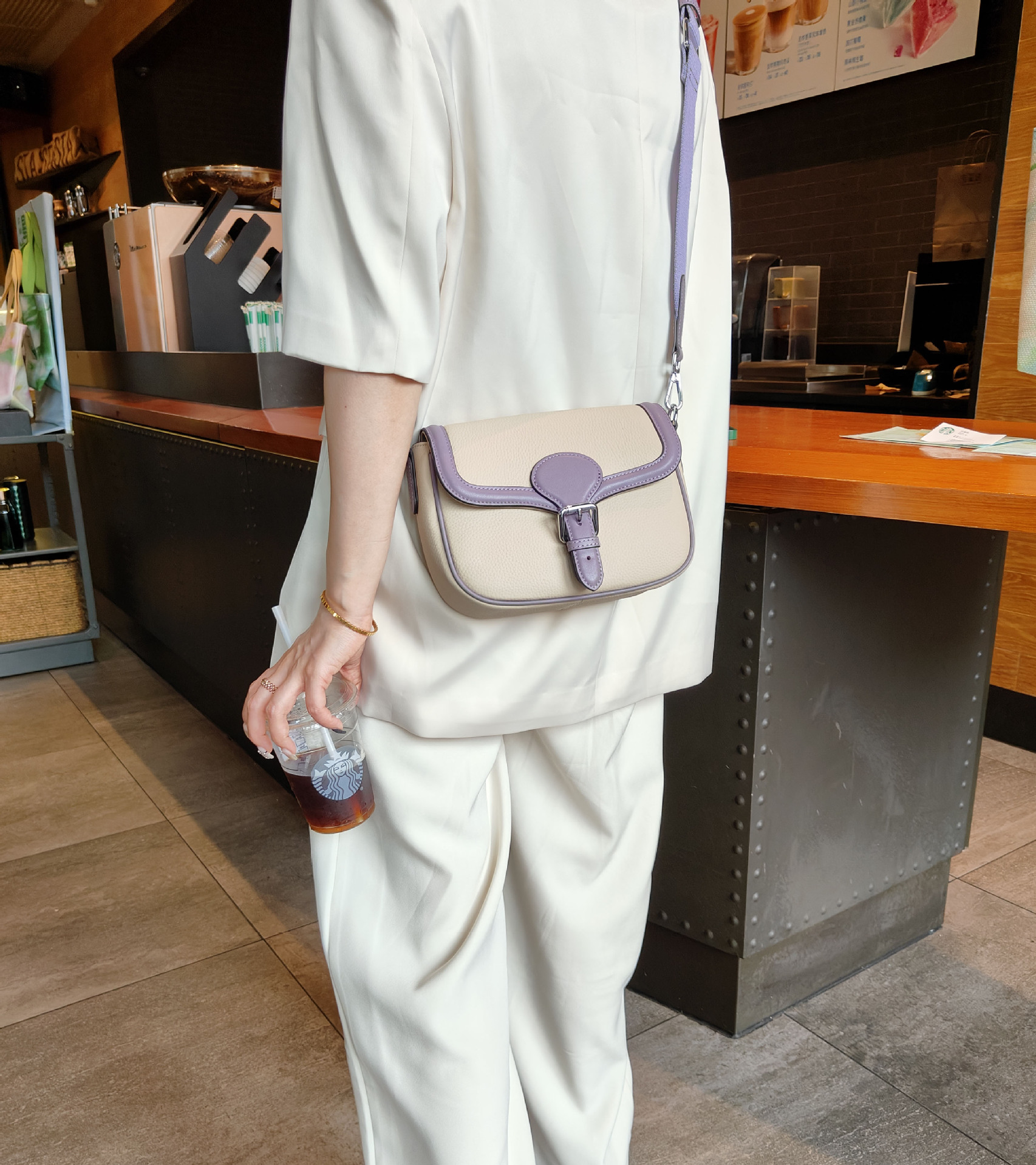 高品質な牛革クロスボディバッグ|精巧で可愛らしいサドルバッグ