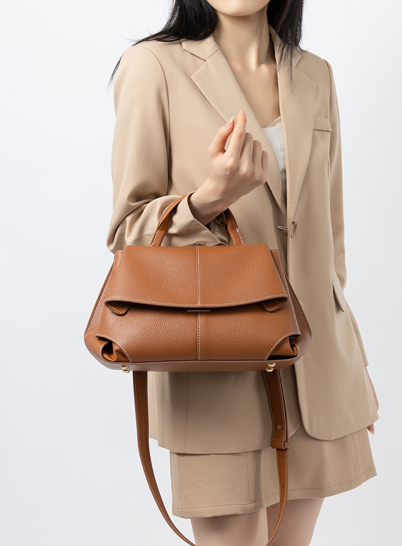 上質レザーの斜め掛けバッグ