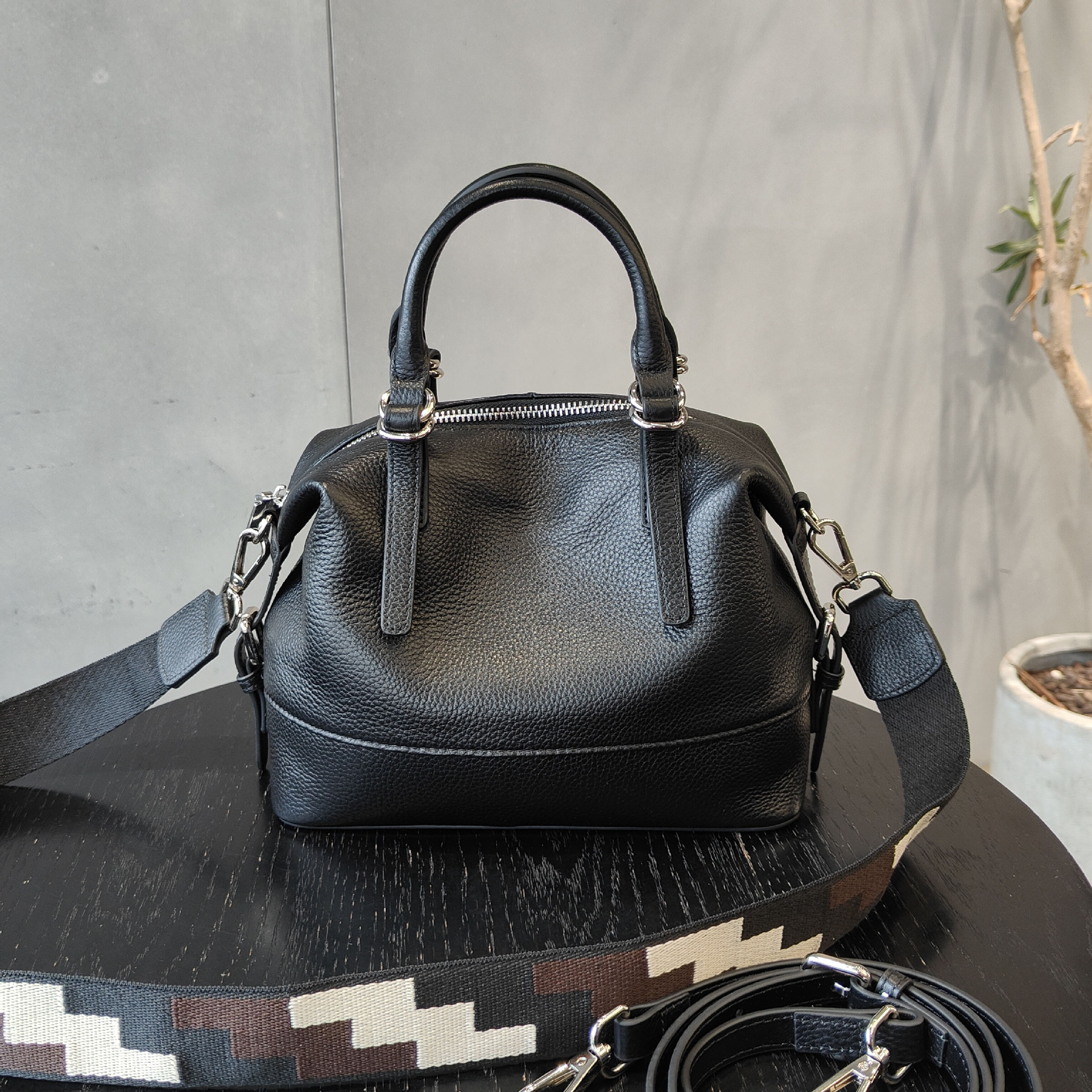 シンプルながらも高級感が牛革ボストンバッグ|5色